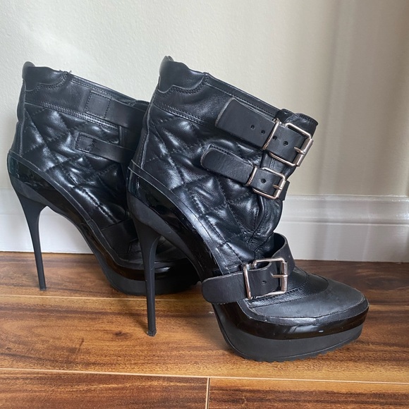 Burburry Black Leather booties heels size 7 US/ 38 EU - Picture 1 of 4
